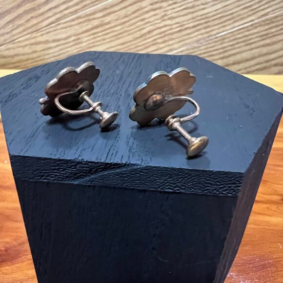 Vintage Handcrafted Earrings Clover Clip On Screw Gold Tone Speckled Center - Picture 5 of 8